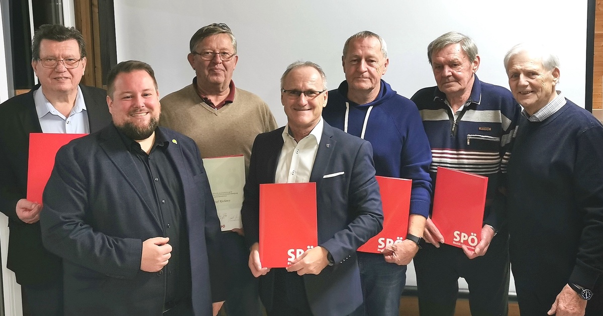 Ehrungen von Bezirksgeschäftsführer David Schramm überreicht.