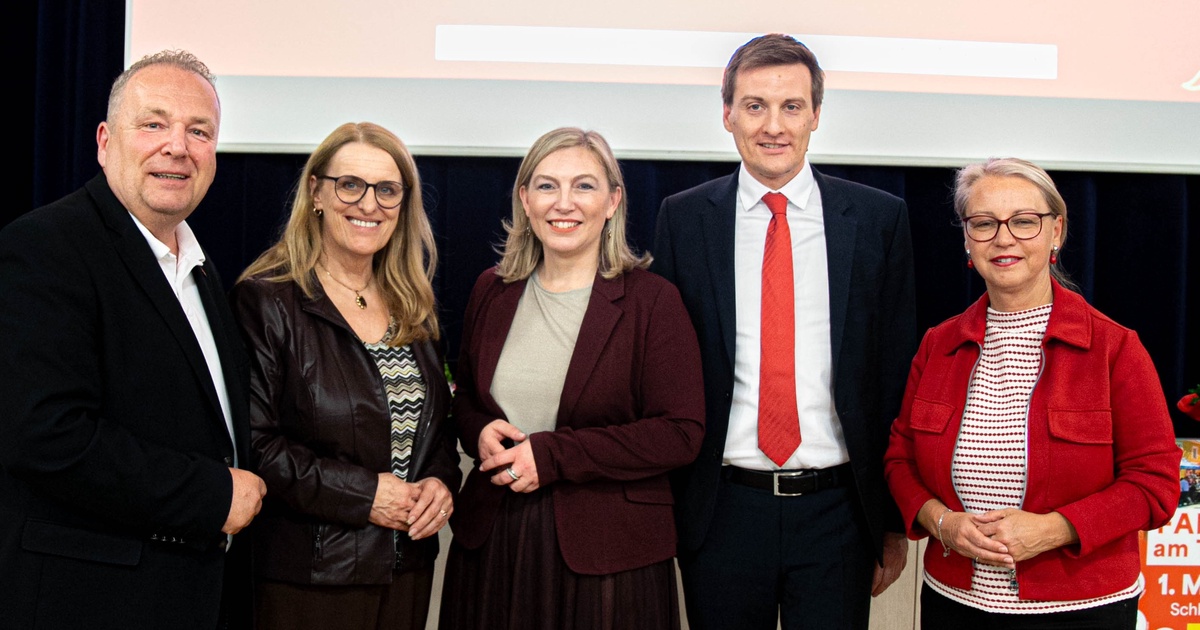  - &copy; V.l.n.r.: GVV-Bezirk Tulln Vorsitzender Vzbgm. Horst Scheed, Staatssekretärin Ulrike Königsberger-Ludwig, Bezirksvorsitzende LAbg. Doris Hahn, Landesparteivorsitzender LR Sven Hergovich, Bgm.in Marion Török