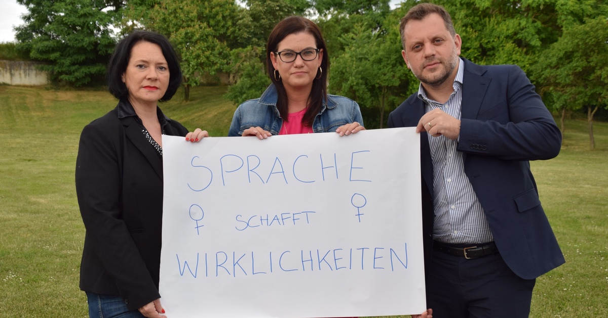  - © Auch Landesgeschäftsführer Wolfgang Zwander unterstützt NRin Melanie Erasim und Bezirksfrauenvorsitzende Claudia Musil bei ihrem Anliegen.