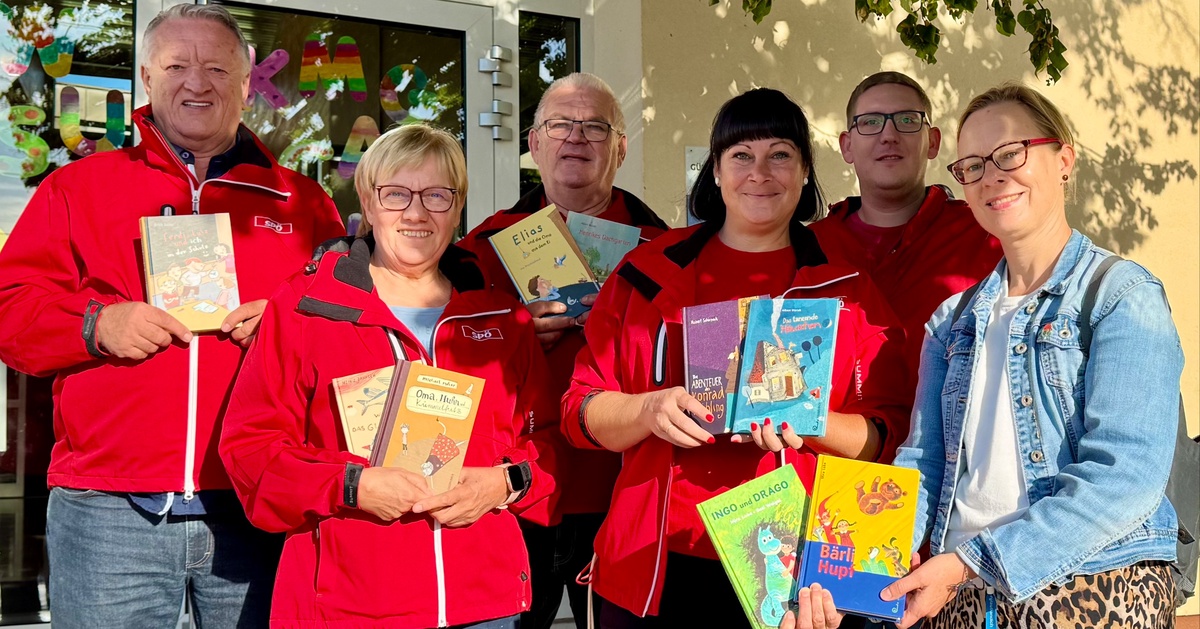  - &copy; SPÖ Mistelbach: Bleistiftaktion und Bücherpaketspende an Volksschule. Am Foto von links: StR Manfred Reisskopf, StRin Monika Mayer, GR Josef Strobl, GRin Romana Spitzbart-Kleewein, Dominik Wunsch, GRin Kathrin Höfer