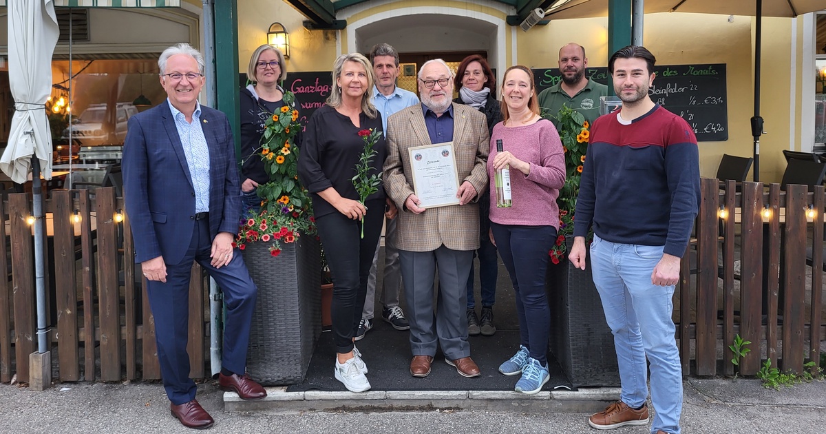  - © Stadtrat Günter Herz, Katharina Groß, Vorsitzende GRin Elfie Kreitner, Peter Schaider, Ehrenvorsitzender GR a.D. Alfred Friedl, Andrea Plabensteiner, GRin Mag.a Iris Wanner, Linzertor-Wirt Stefan Orthbauer, GR Mert Özsecgin BA.