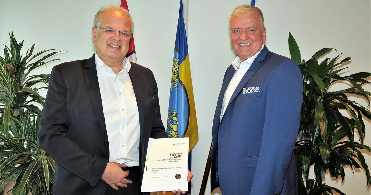 LHStv. Franz Schnabl gratuliert der Stadt Krems und Bürgermeister Reinhard Resch zum Hattrick