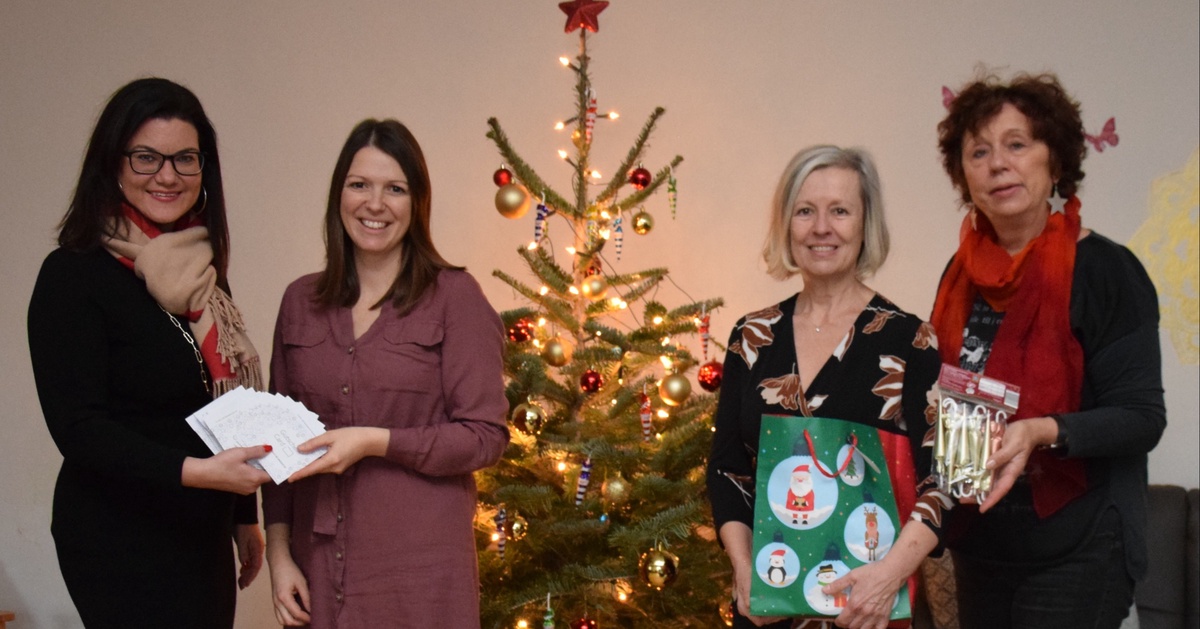  - © Weihnachtsbaum- und Geschenkeübergabe im Frauenhaus Mistelbach (v.l.n.r.): NRin Melanie Erasim, Sylivia Unger-Hochmeister und Claudia Fath-Kuba (beide Frauenhaus) sowie StRin Roswitha Janka.