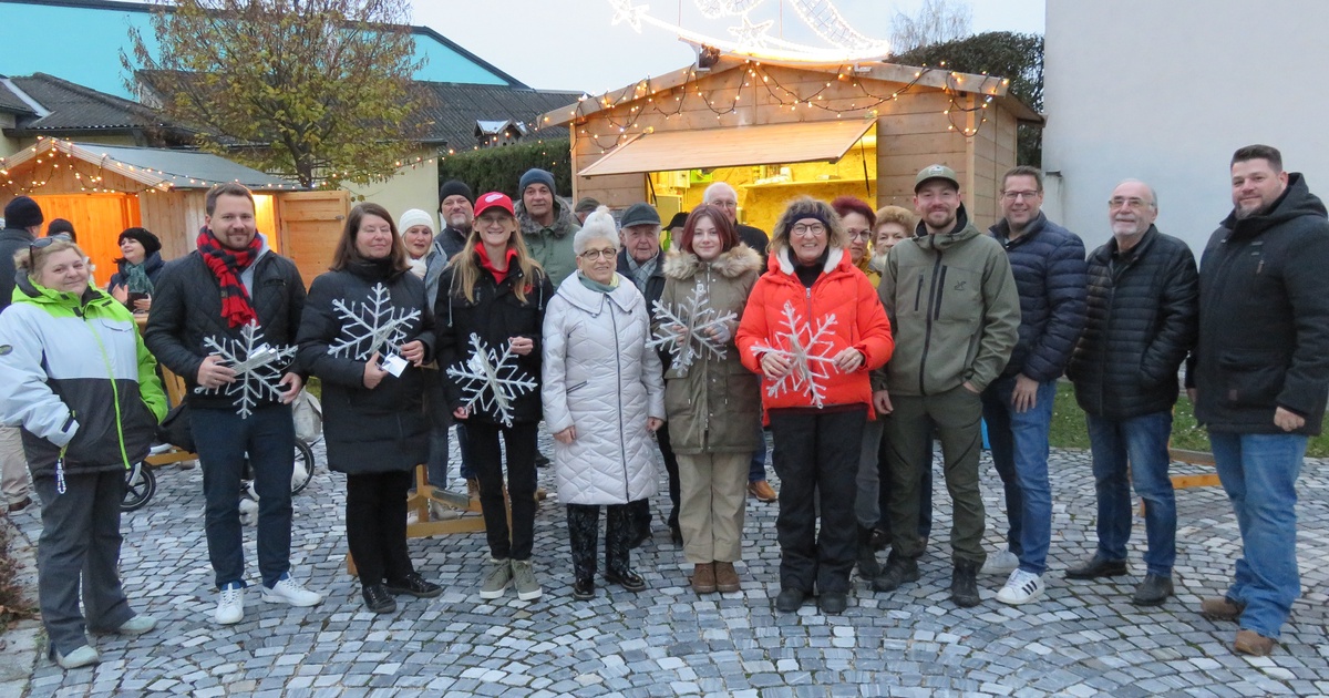  - © Foto: v.li.na.re.: Sabine Römer, Sascha Feichter, GR Brigitte Knierer, Maximilian Cerny, dahinter Franz Hackl, Ingrid Schwanzer, dahinter Johann Pfundner, Lea, dahinter Josef Jatschka, GfGR Helga Ronge, dahinter Maria Madl und Anna Praschinger, GfGR Daniel Musil, Bgm. Stetten Thomas Windsor-Seifert, Erich Lifka, GR Alexander Pani 