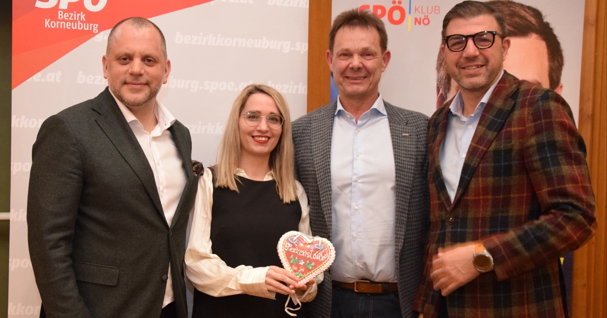  - &copy; Waren bei der Präsentation dabei: SPÖ-Landesgeschäfsführer Wolfgang Zwander, Bezirksfrauenvorsitzende Patricia Katsulis, Volkshilfe-Vizepräsident Hans Hager und SPÖ-Bezirksvorsitzender Bundesrat Martin Peterl mit dem Symbol von Hagers Herzenstour.
