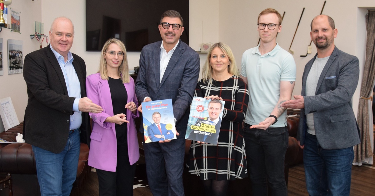 - © Foto (Schingerling) von l.n.r: SPÖ-Bezirksgeschäftsführer Heinz Scheele, Bezirksfrauenvorsitzende Patricia Katsulis, Bundesrat Martin Peterl, Nationalrätin Silvia Kumpan-Takacs, Michael Polly und Bgm. Thomas Speigner.