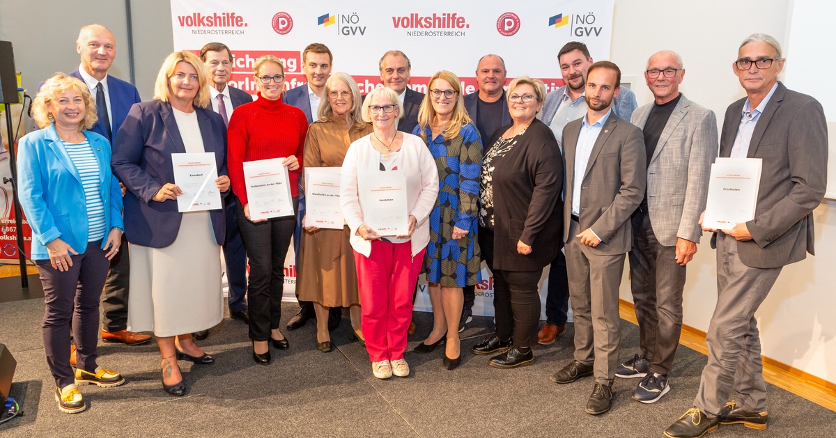  - © Bezirksfoto Amstetten (Amstetten, Ennsdorf, Ernsthofen, Hollenstein an der Ybbs, Kematen an der Ybbs, St. Valentin, Waidhofen an der Ybbs, Copyright Volkshilfe/Werner Jäger): 3. LT-Präsidentin Eva Prischl, Sozialombudsmann Franz Dürrer, Sozialombudsfrau Birgit Wallner, PVNÖ Präsident Hannes Bauer, Sozialombudsfrau und Bgm. Hollenstein Manuela Zebenholzer, LR Sven Hergovich, Volkshilfe Bezirksvorsitzende Maria Fuchs-Semmelweis, Sozialombudsfrau Regina Öllinger, NÖ GVV Präsident Andreas Kollross, Volkshilfe Vorsitzende Amstetten Stadt LR Ulrike Königsberger-Ludwig, Abg.z.NR Alois Schroll, Volkshilfe Regionalleiterin Ilse Lenk, Sozialombudsmann Matthias Fischböck, Bgm. Daniel Lachmayr, Volkshilfe NÖ Präsident Ewald Sacher, Sozialombudsmann Gerhard Gassner