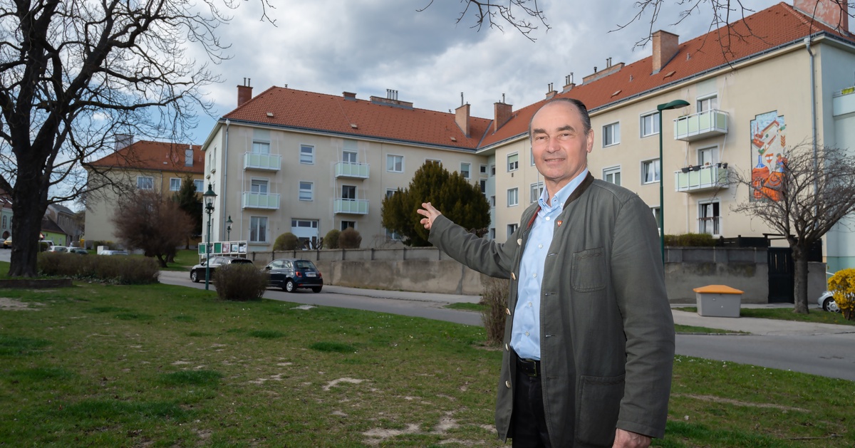  - © BGM Dr. Andreas Linhart vor unseren beiden ältesten Gemeindewohnhäusern Leopold Gattringer-Straße Nr. 58, wegen seiner Bauform auch „Hakenbau“ genannt, und Nr. 60 im Hintergrund.